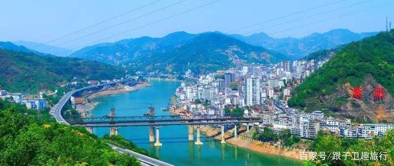 这个县被誉为陕西最美县城，境内万山重叠，两条河谷将全县分割