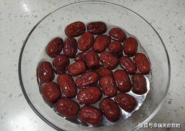 银耳怎样做才熬得出胶 d95a3c439e33482ba8d5710c65ae3f30.jpeg