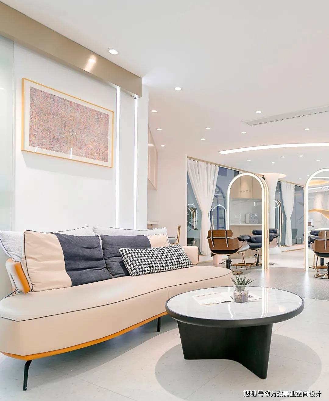 白色自由 实现动感体验 | 美发沙龙设计空间