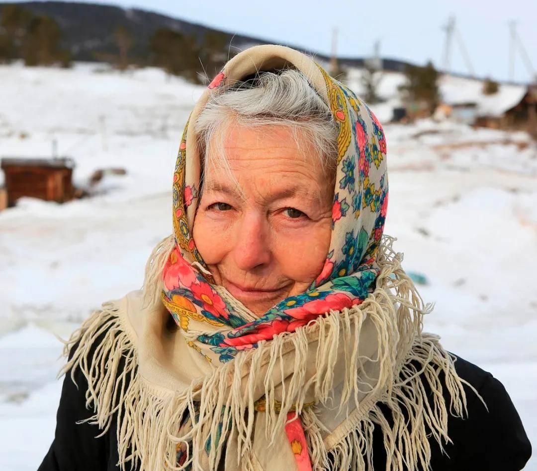 80岁奶奶独居湖畔10年，宁愿滑冰上班，也拒绝去城市生活：城市太孤独！