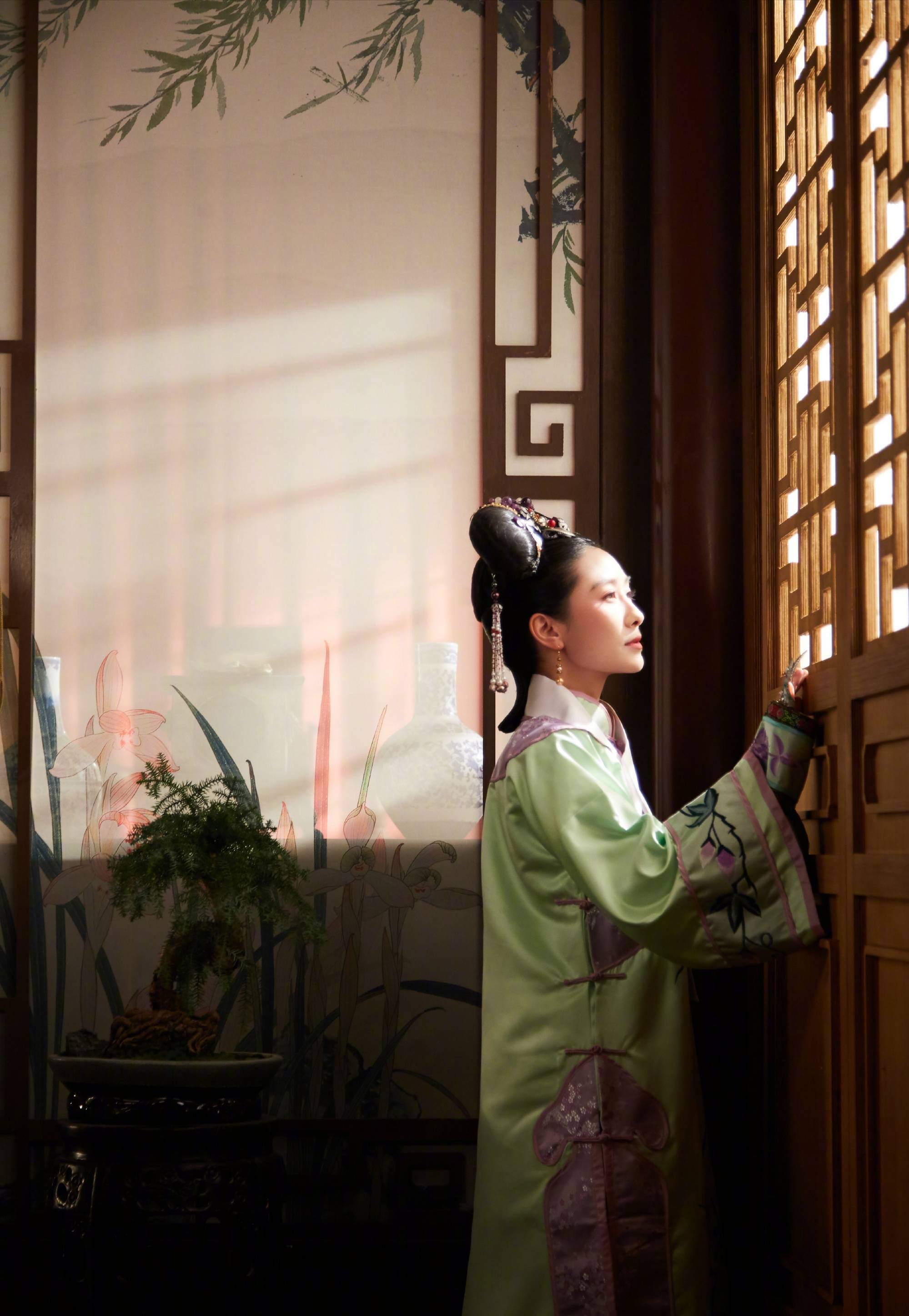 陶昕然10年后再扮安陵容,脸部圆润更有贵气感,眼神依旧很带感