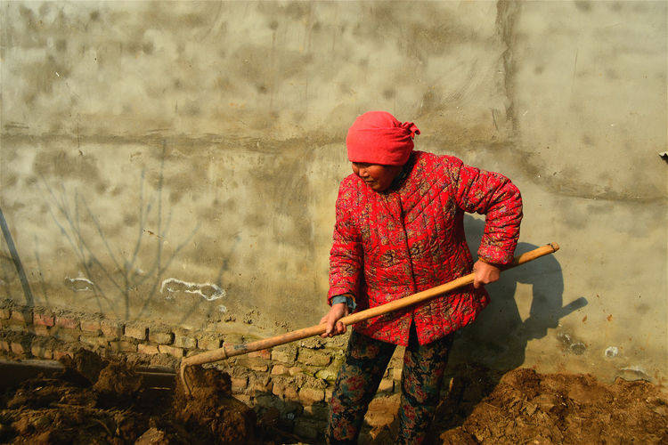 80岁安徽农村大婶闲不住,初七开始"上班"挣钱,儿女劝阻无效_手机搜狐