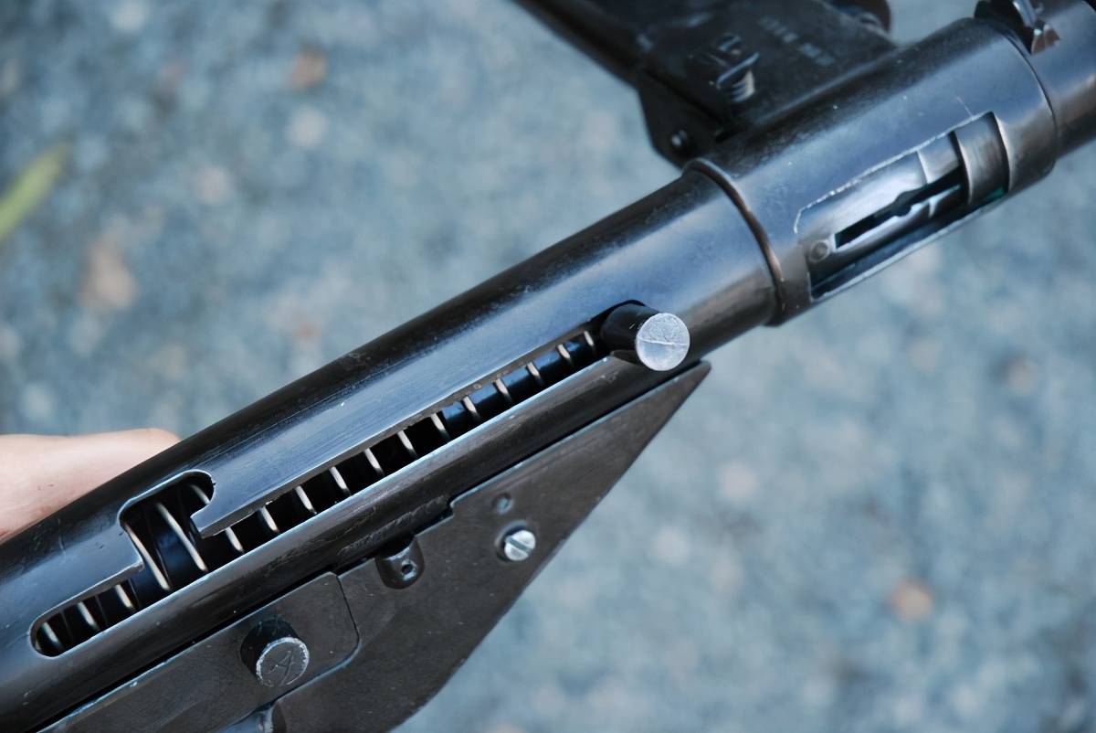 因为"sten"冲锋枪的发音和"stench"(恶臭)类似,所以很多士兵把司登