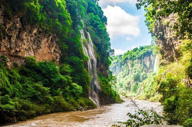 贵州此峡谷的瀑布比黄果树还壮观，被誉为天下第一缝，是国之瑰宝