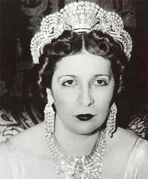 1948年,埃及末代国王法鲁克在一家珠宝店遇见了16岁的纳里曼·萨迪克