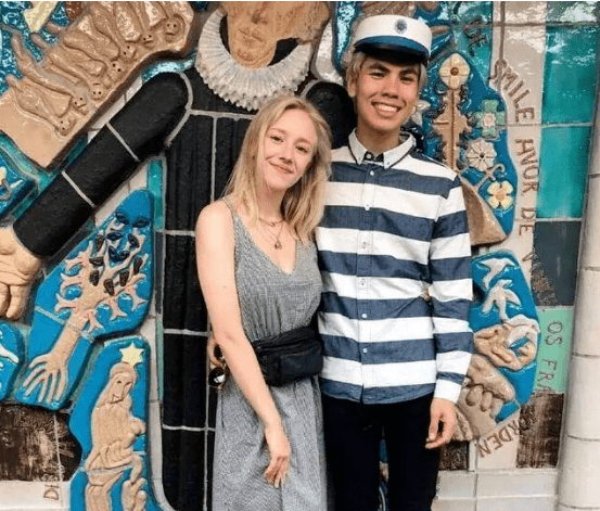 从照片中看,两人在外貌上的确存在着不小的差距,西塞尔美丽依旧,纯真