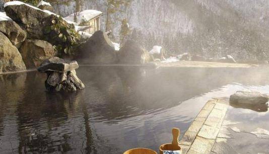 中国游客在日本泡温泉，为啥会尴尬不已？日本人：太保守了吧