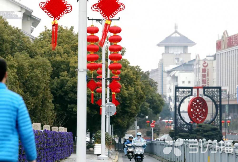 挂灯笼迎新春 中心城区“大红灯笼路”亮相