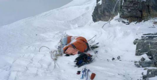 珠穆朗玛峰最著名路标居然是人，原地沉睡23年，为何至今无人埋