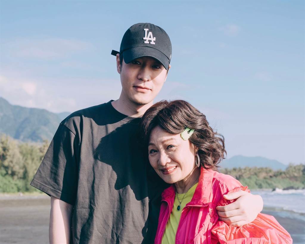 原创周汤豪亲颁最佳女演员锦旗给妈妈比莉眼泪直流终于轮到我