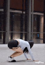 gif搞笑段子:妹子,这真是一般人都做不到的,倒立一字马厉害