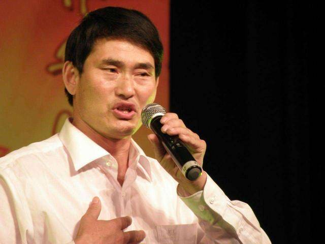 大衣哥爱人忒时髦,穿黄色“小香风”外套,冬天还戴墨镜和遮阳帽