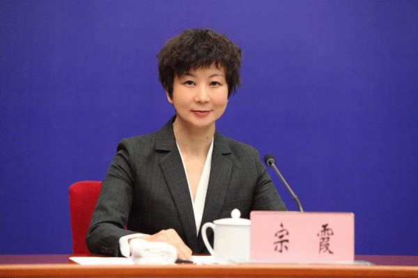 宗霞主持新闻发布会(记者 赵嘉 摄影)日前,云南省人民政府正式印发了