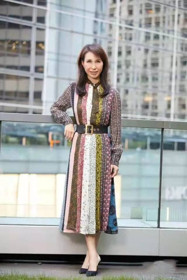 赌王女儿何超凤走红毯,穿很普通的老年衣服,拍照就像站军姿!