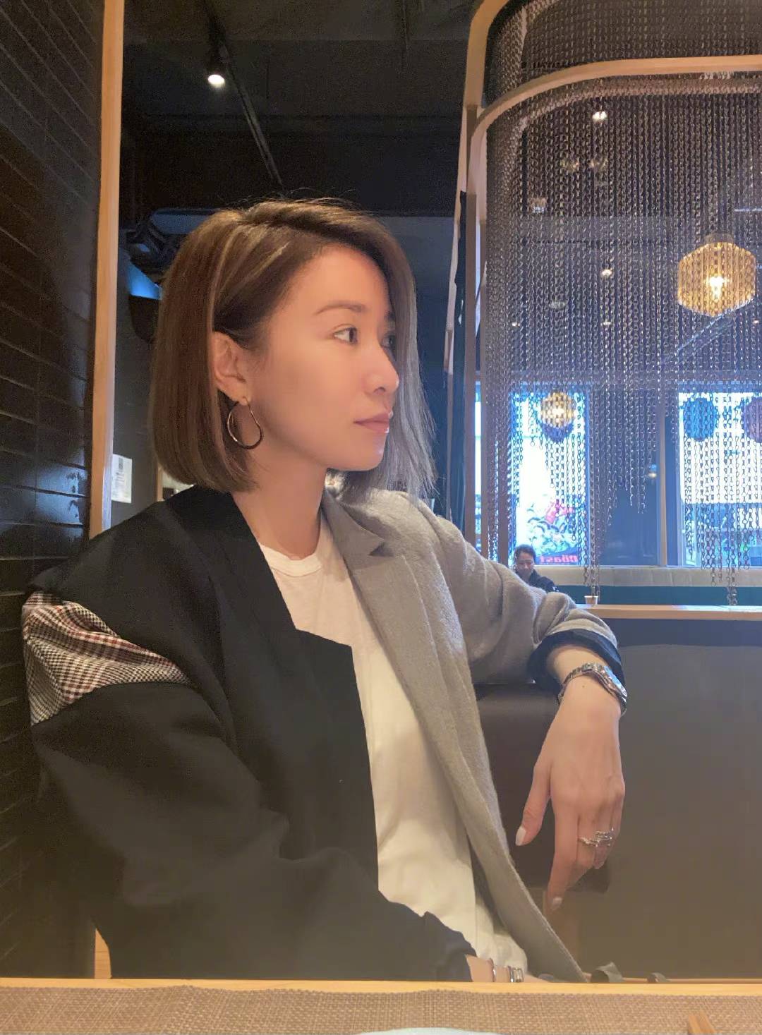 46岁佘诗曼近照曝光齐肩短发搭配拼接西服无惧怼脸拍