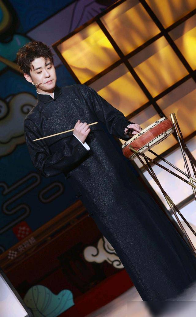 原创夸夸群群主苗霖对张云雷赞不绝口溢出屏幕的喜欢