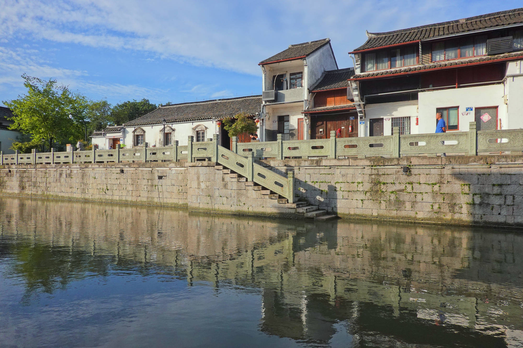 杭州闹市区的千年古镇，旁边都是高楼大厦，是东古运河的源头