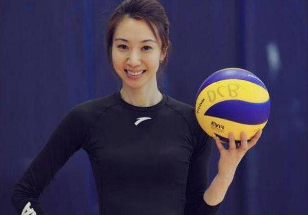 中国最美排球女神,退役后转型成解说,如今42岁韵味十足_李颖