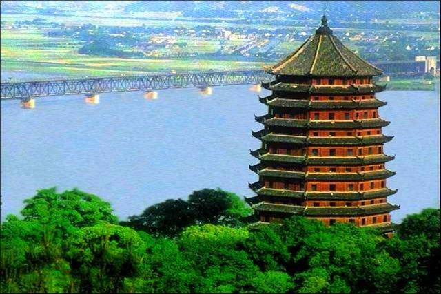 杭州有一处名胜古迹，造型奇特，构思精妙，外观呈现八角形