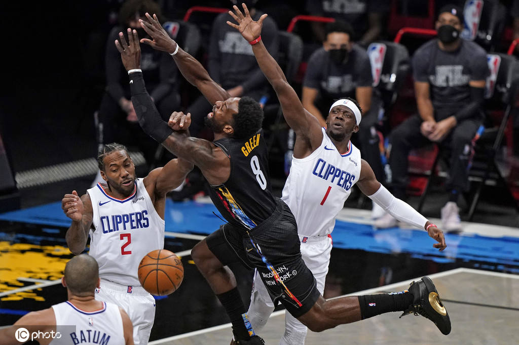 组图篮网胜快船欧文欧洲步大拉杆晃两人上篮