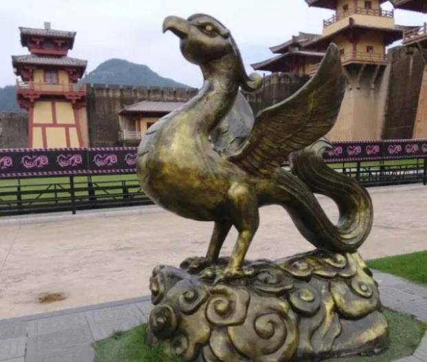 俗话说"左青龙右白虎,前朱雀后玄武",那中间是啥神兽?来看看_黄龙