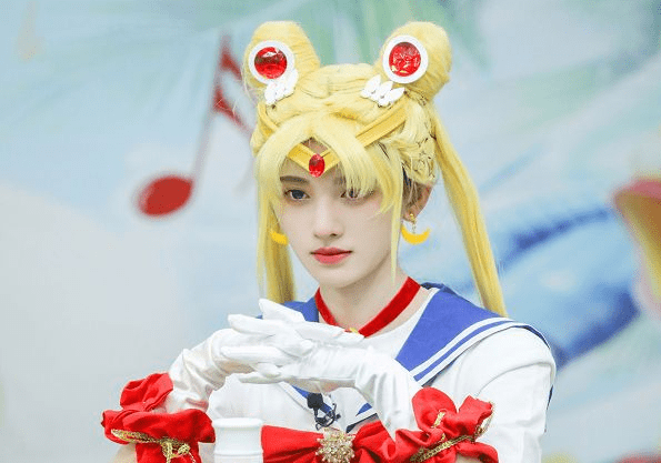 cos美少女战士,沈月和鞠婧祎被众嘲,而她凭外貌就赢在起跑线上_关晓彤