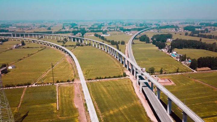 徐连高铁建成通车后,陆桥通道从连云港至乌鲁木齐将全线贯通,实现