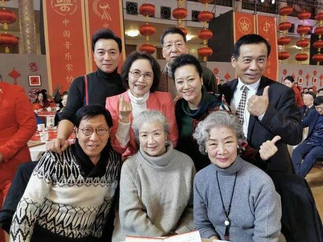 吕中曹翠芬认真服老,同穿"奶奶装"携手走红毯,一头白发也优雅