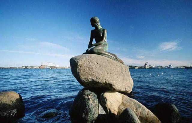 丹麦美人鱼铜像，自诞生以来头部曾经被盗两次，可谓是饱经劫难