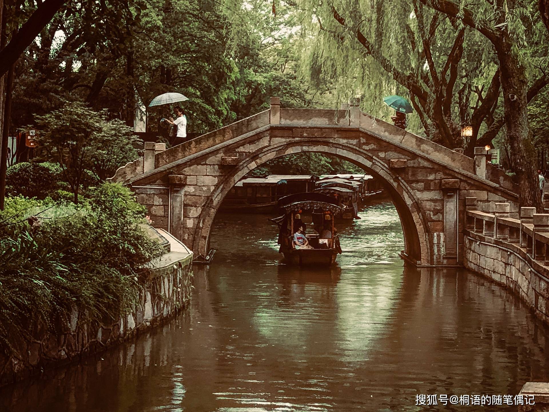 碧波摇影中的故园那一袭令人不舍的烟雨