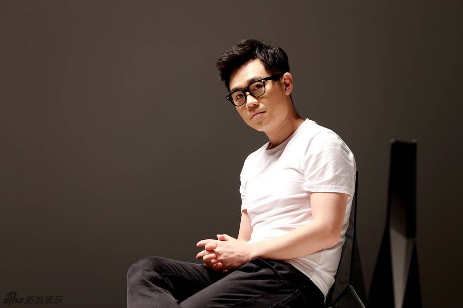 凭借着出色的主持功底,大鹏成为了栏目的主持人之一.