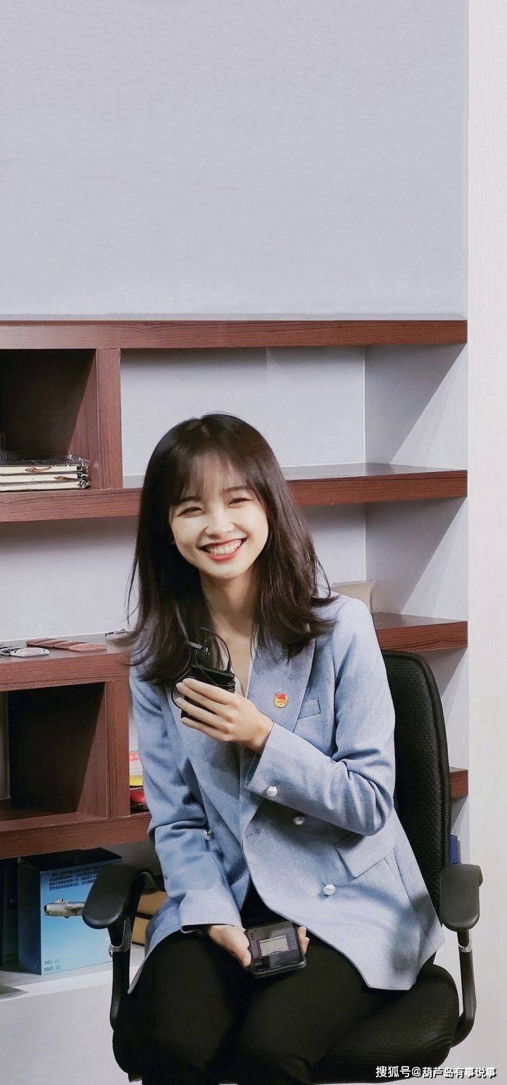 王冰冰有标准的鹅蛋脸,是典型的理想初恋女友型,就