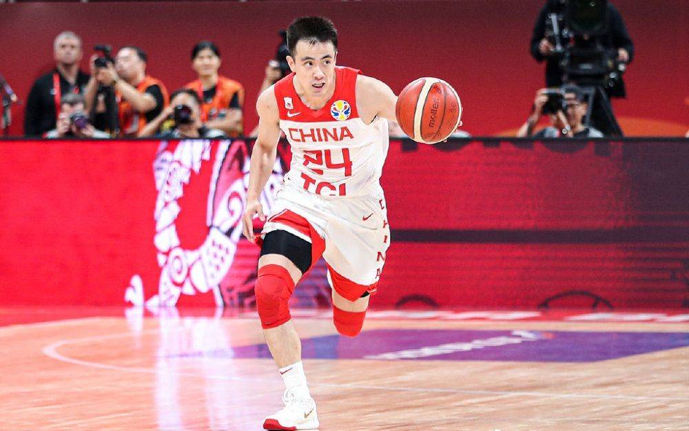 更为遗憾地是,刚刚入选国家队集训名单的辽宁后卫赵继伟在比赛中崴脚