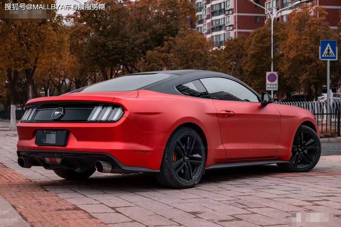 金属红色和哑光黑色碰撞 福特野马即将脱缰