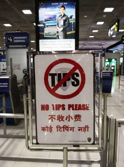 泰国为迎接中国游客，海关做出暖心之举，窗口贴出“不收小费”！