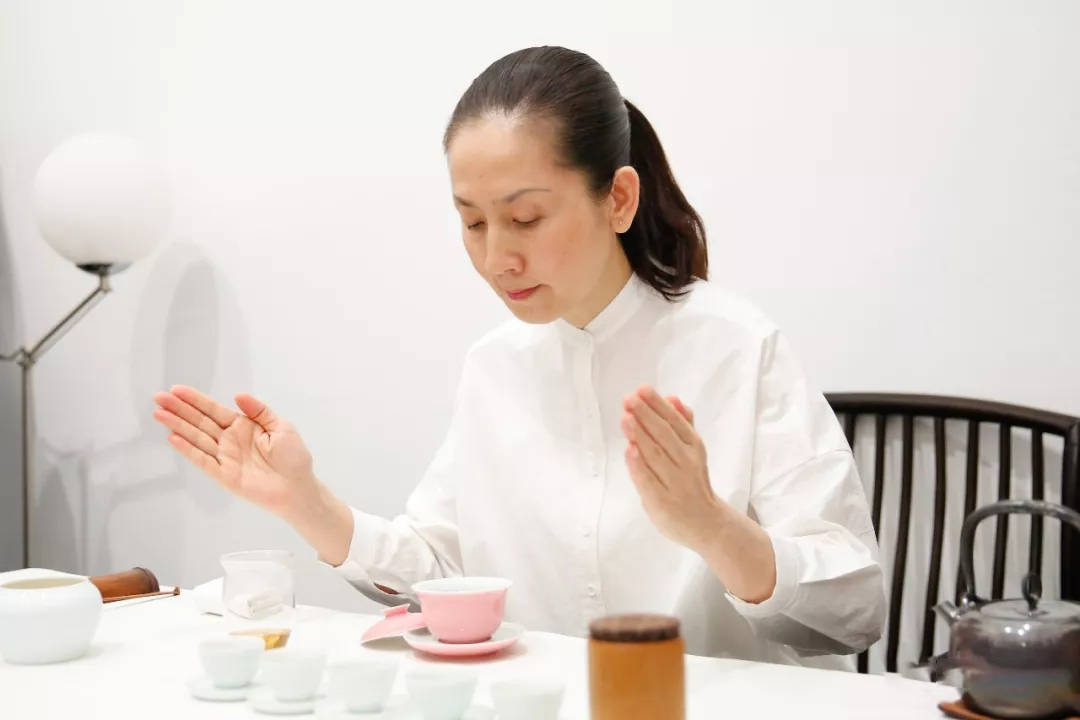 请茶礼谢茶礼对坐饮茶的人,接受茶汤后,在座位上行"善礼"回礼, 以表示