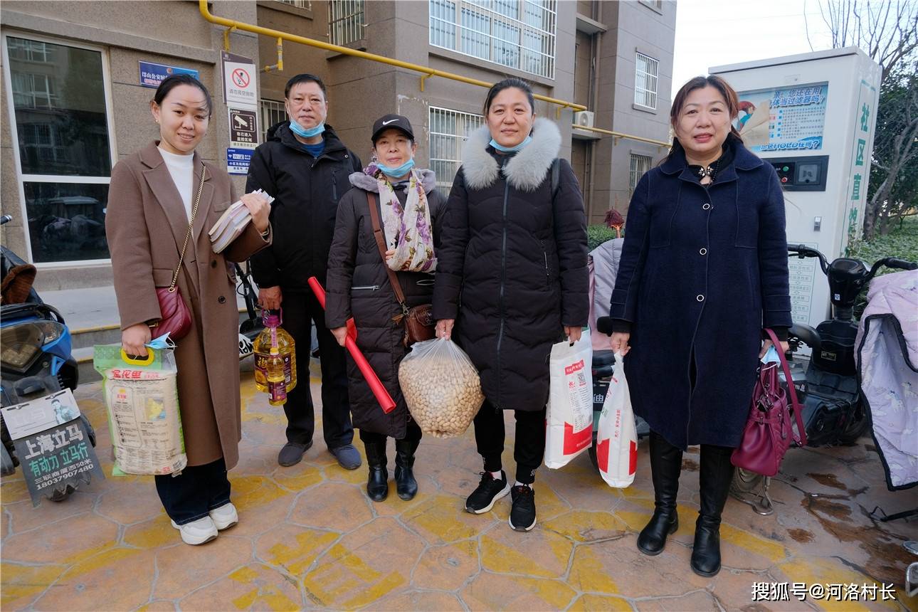 人士张耀文,赵玲玲等,在洛阳市老城区丽景社区主任董志红同志陪同下