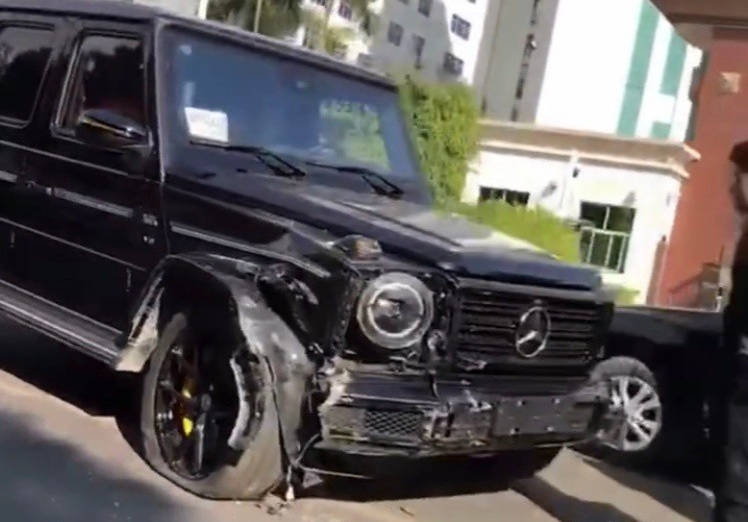 加价50万提的全新奔驰大g,还没上牌就和天籁撞坏了_搜狐汽车_搜狐网