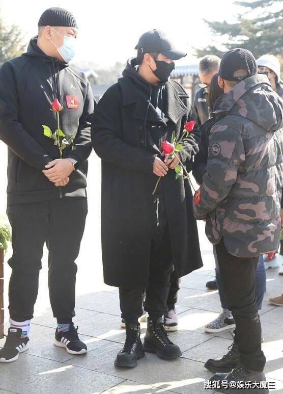 现场赵英俊被送吉他花圈,一众明星好友们也都自发手持小红花亮相,因为