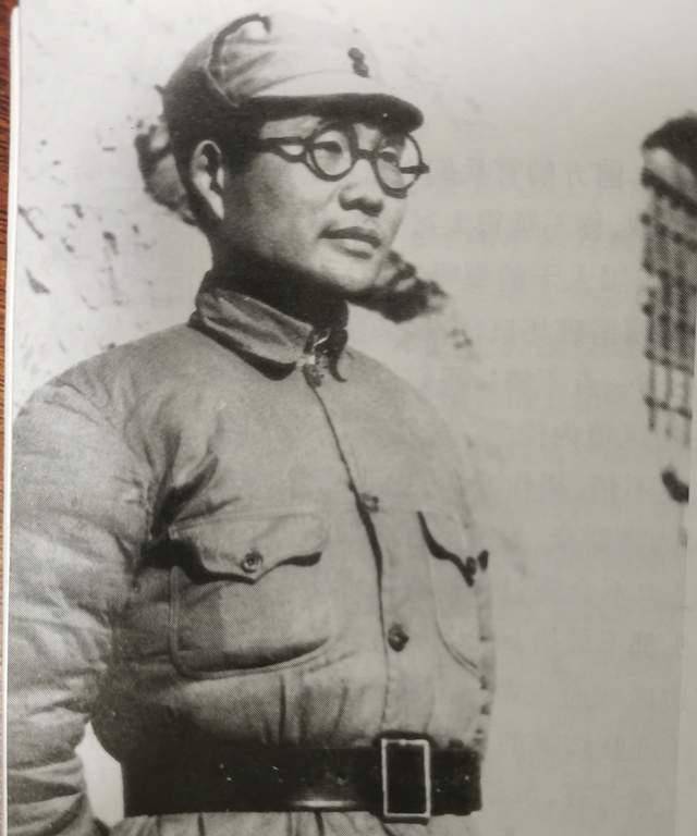 萧劲光反对李德的剿匪意见,主席说,没有他不行吗?