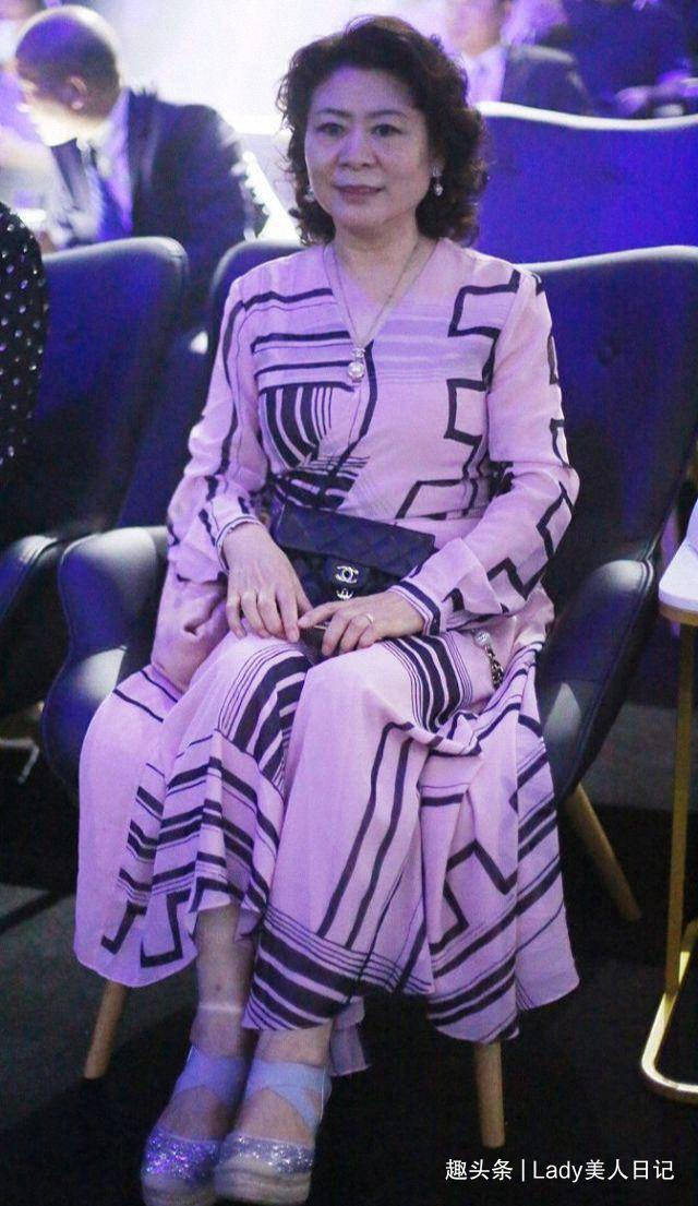 郎朗母亲陪儿子参加活动,穿粉色连衣裙配水晶鞋,满身贵妇范_吉娜