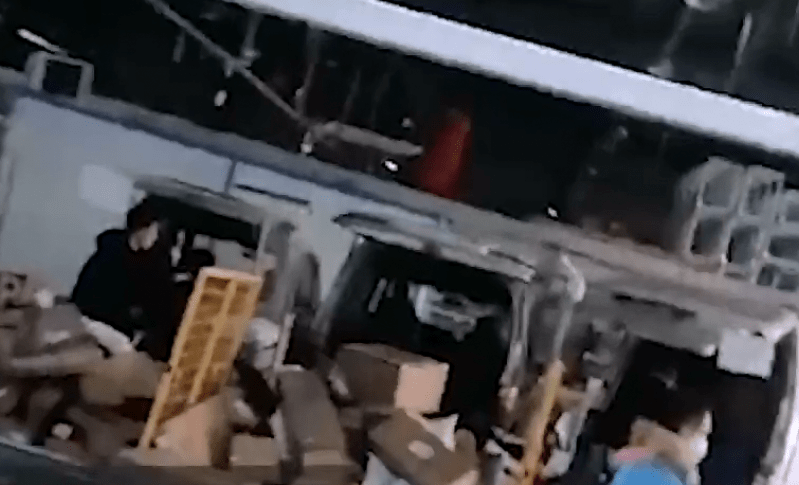 武汉快递员辛苦送七个月快递 结工资时一看顿时傻眼（图）