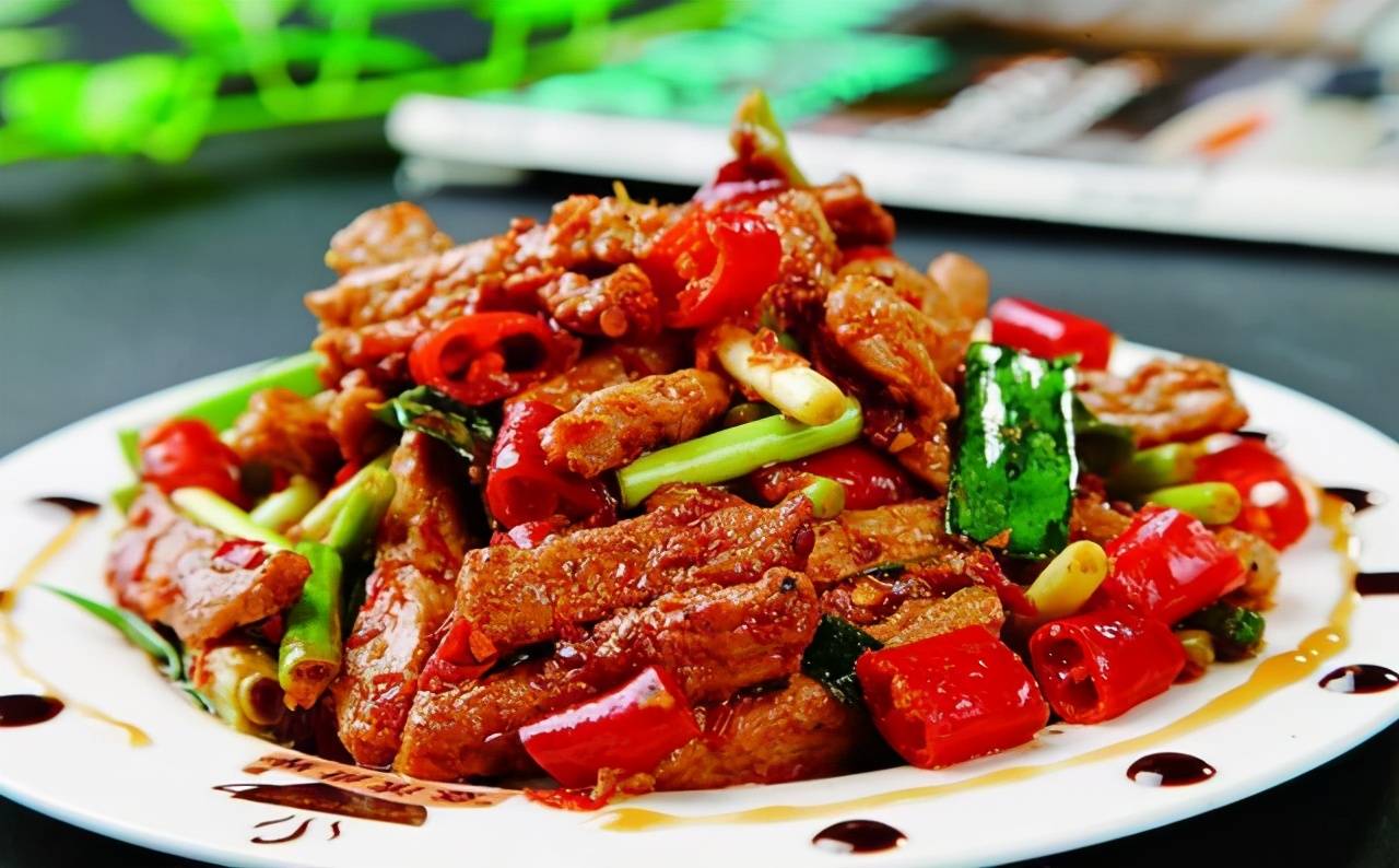 材料:牛肉200克,干辣椒50克,姜适量,料酒3克,生粉9克,鸡精少许,花生油