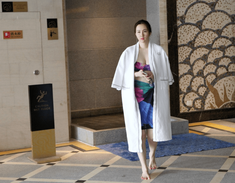 后来她碰到了现任老公周磊,并代言了"婷美"品牌的内衣.