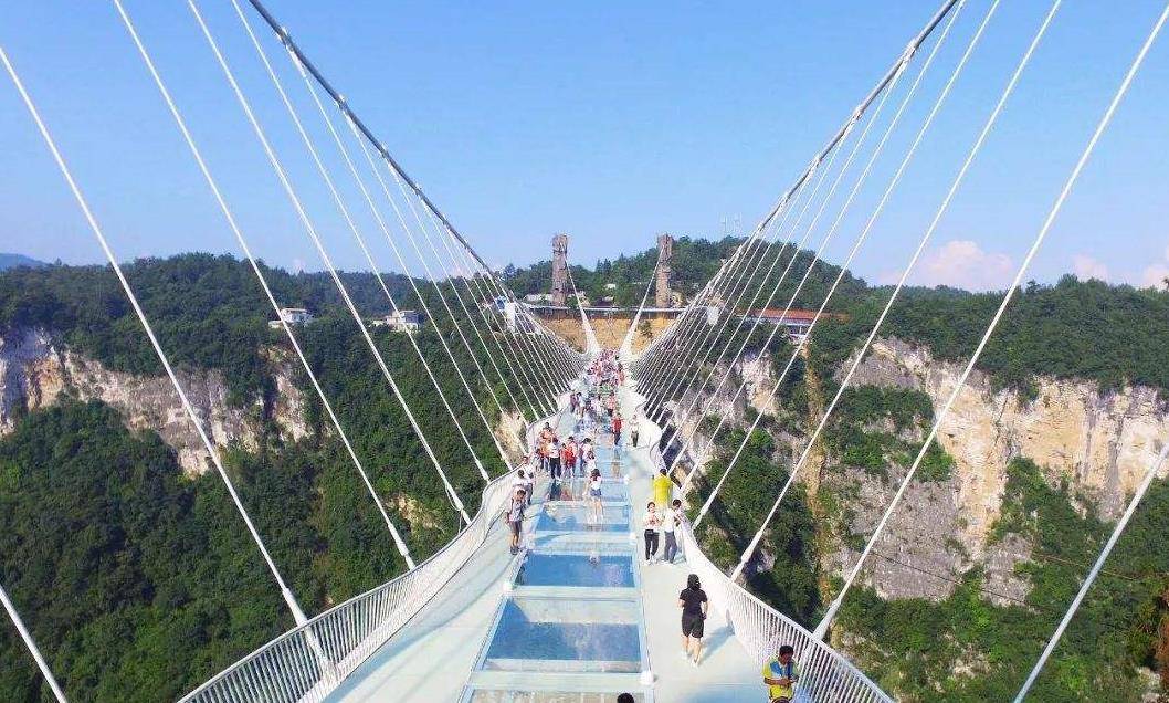 大量游客挤上玻璃桥，桥面突然“破裂”，镜头记录全过程
