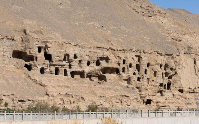 高空视角下看敦煌莫高窟,像是沙漠中的一片绿叶