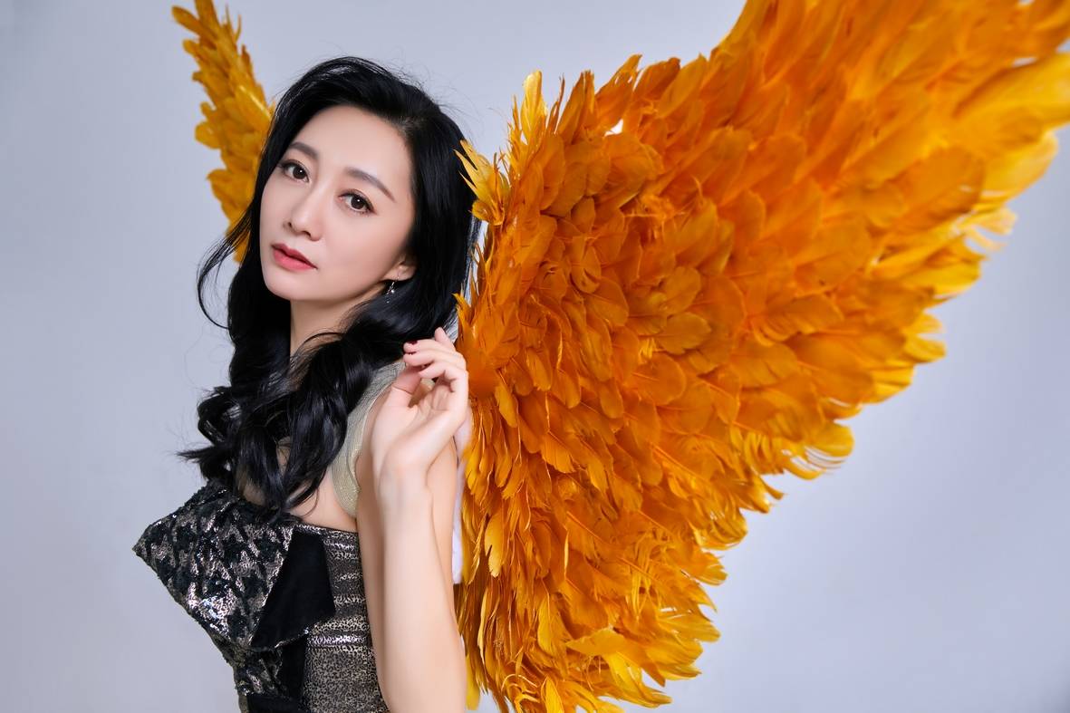 组图:原子飞新年写真曝光 金色翅膀造型别致