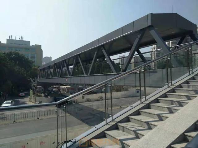 近日,汕头星湖公园跨越长平路和韩江路两座人行天桥已经基本完工,将在