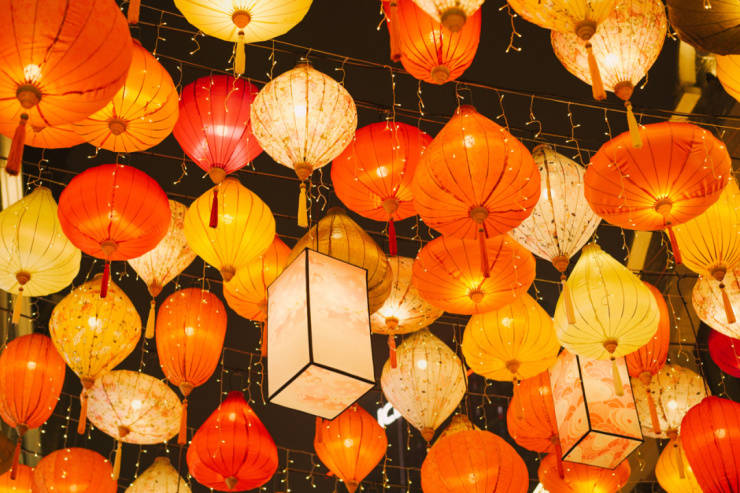 点点灯光,感受其流光溢彩的意境,来访现场还可领取花灯一盏,江迎2021