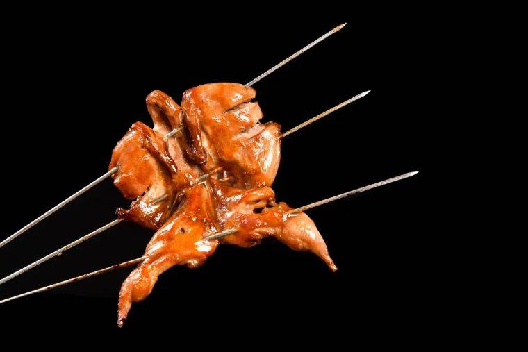 街角美食——爆烤鹌鹑那相伴相知的街角味道不变的是目的地变的是年纪